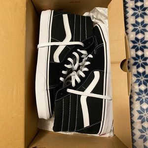 Black SK8-Hi Vans